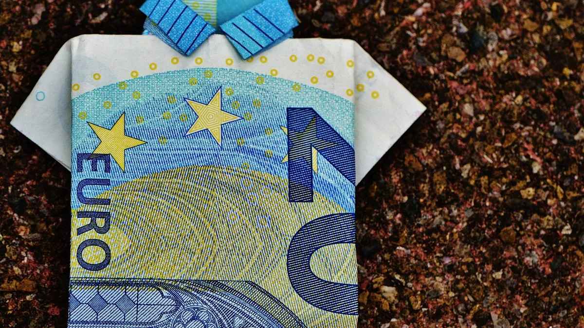 Zu einem Hemd gefalteter 20-Euro-Schein